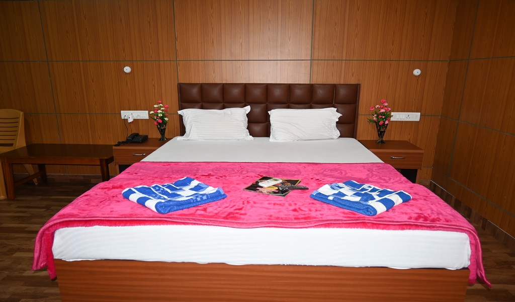 www.savegreenresort.com_deluxe ac rooms1